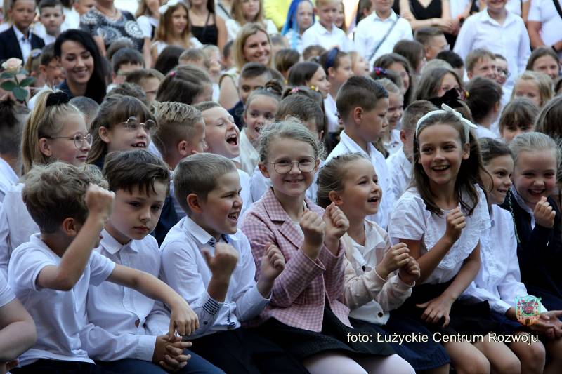 zakończenie roku szkolnego uczniów Szkoły Podstawowej nr 4 w Lubaniu